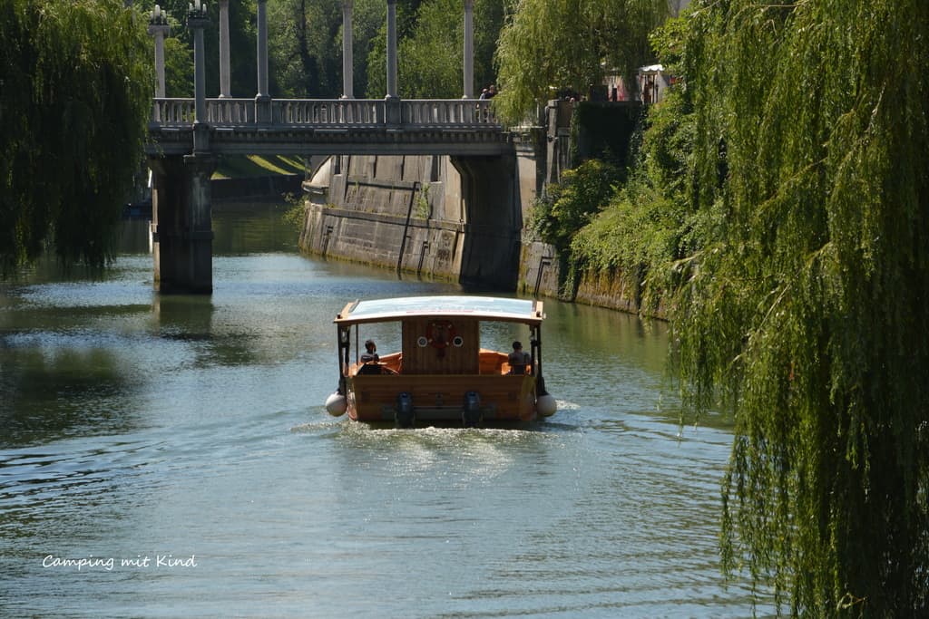 Fluss durch die Hauptstadt. Darauf befindet sich ein Boot. 