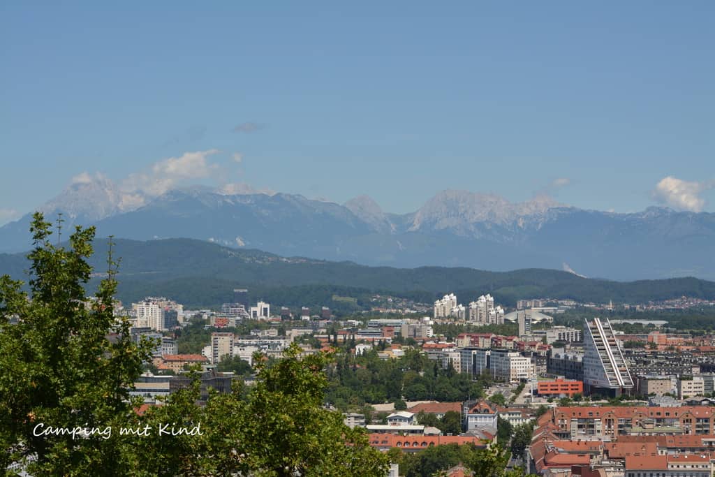 Ausblick über die Stadt Ljubljana. Dahinter die Berge.
