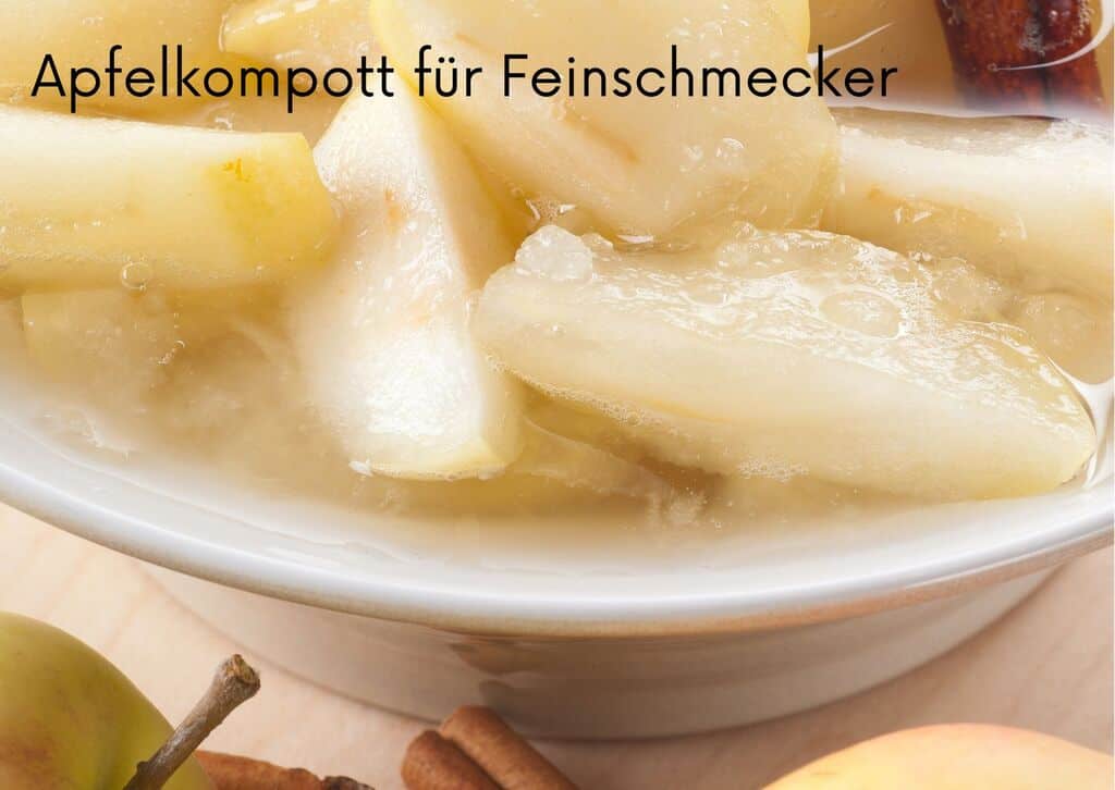 Klein geschnittene Äpfel mit Flüssigkeit in einer Schale.