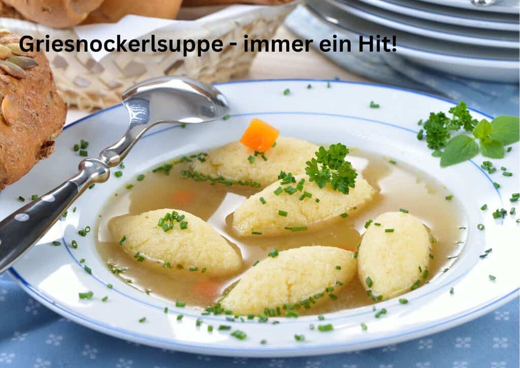 In einem Suppenteller befinden sich fünf Griesnockerln.
