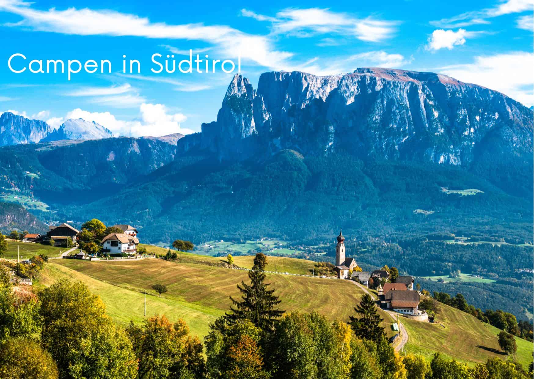 Eine Berglandschaft mit grünen Wiesen und vereinzelten Häusern.