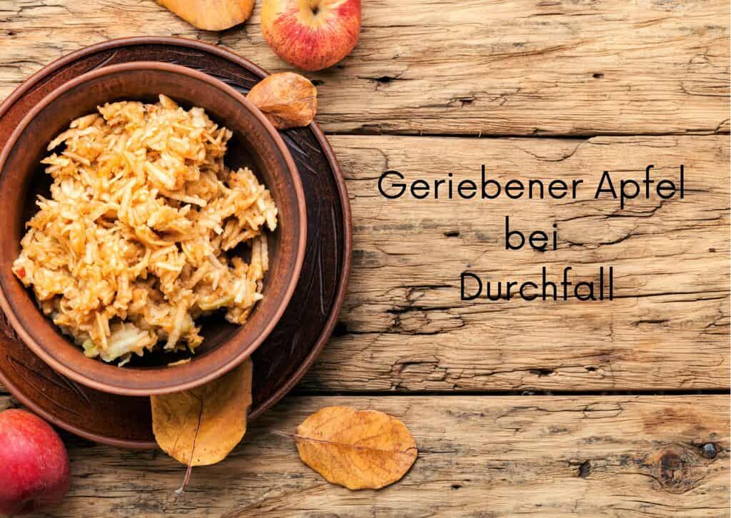 Geriebener Apfel in einer Schüssel.