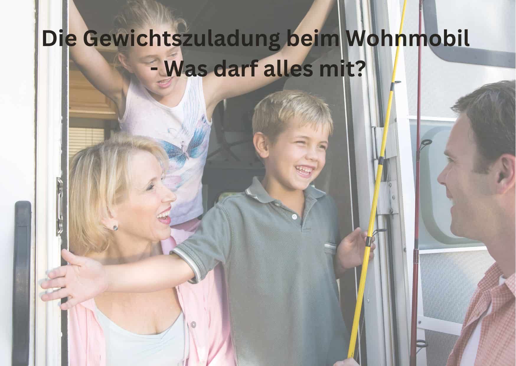 Eine vierköpfige Familie steht in der Wohnmobiltüre.