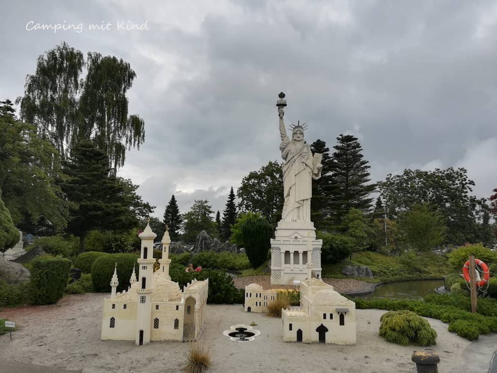 Aus Bausteinen sind Gebäude und Skulpturen gebaut.