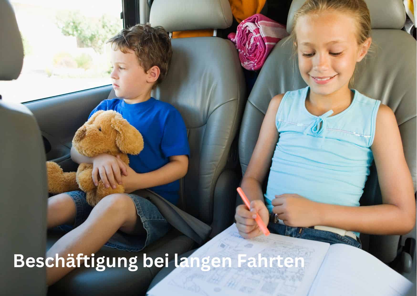Zwei Kinder sitzen im Auto.