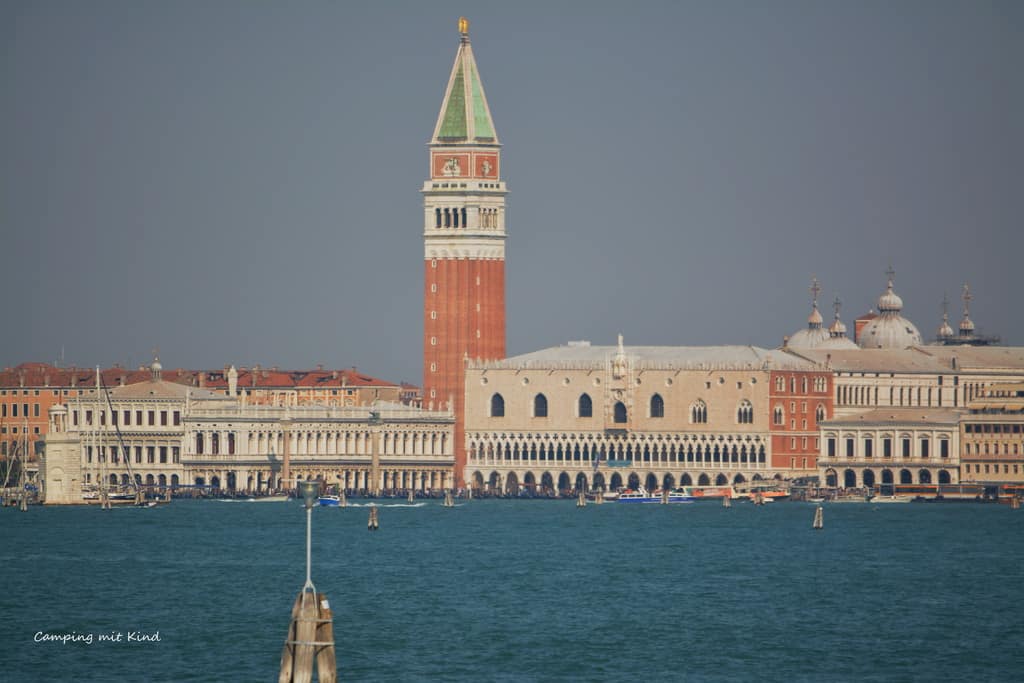 Im Vordergrund befindet sich der Kanal, dahinter eine Häuserzeile von Venedig.