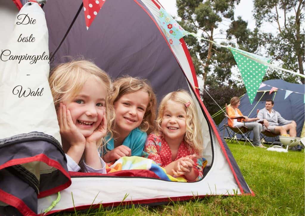 Kinder in einem Zelt