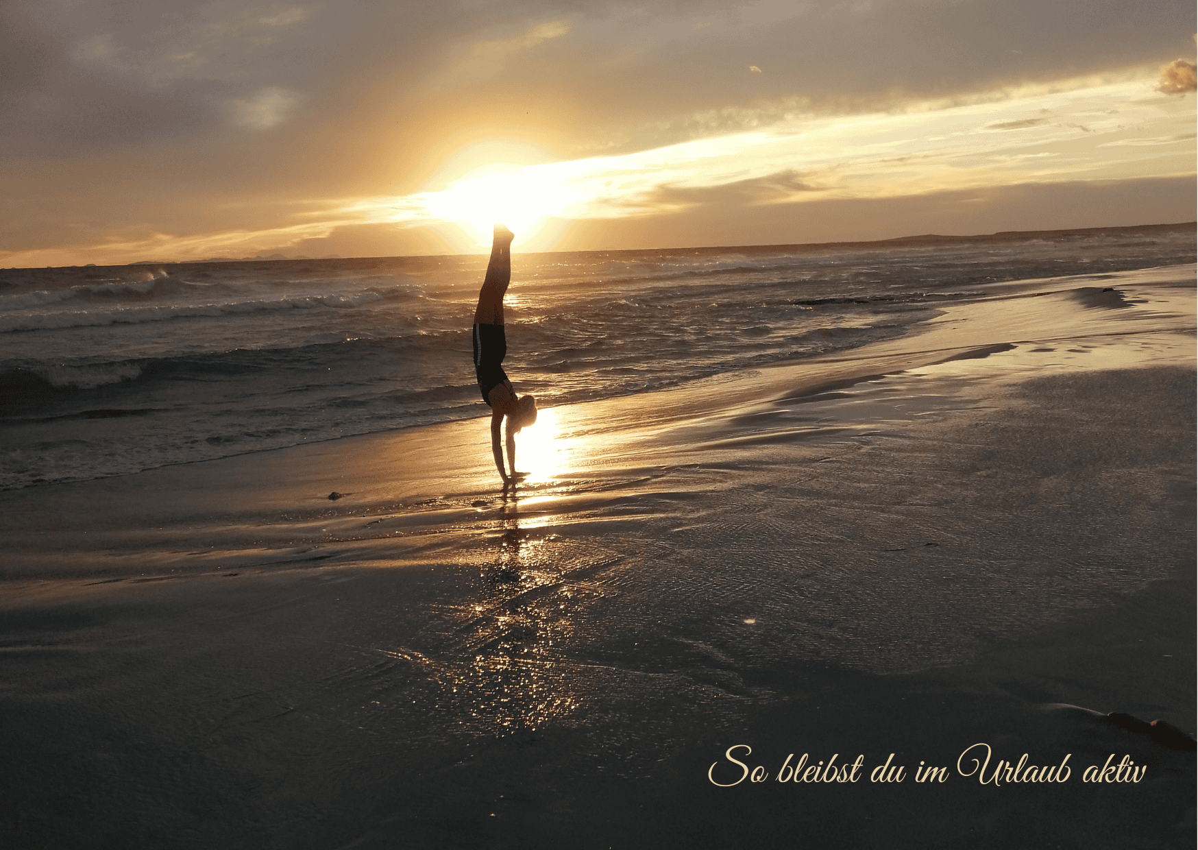 Eine Person macht am Strand einen Handstand