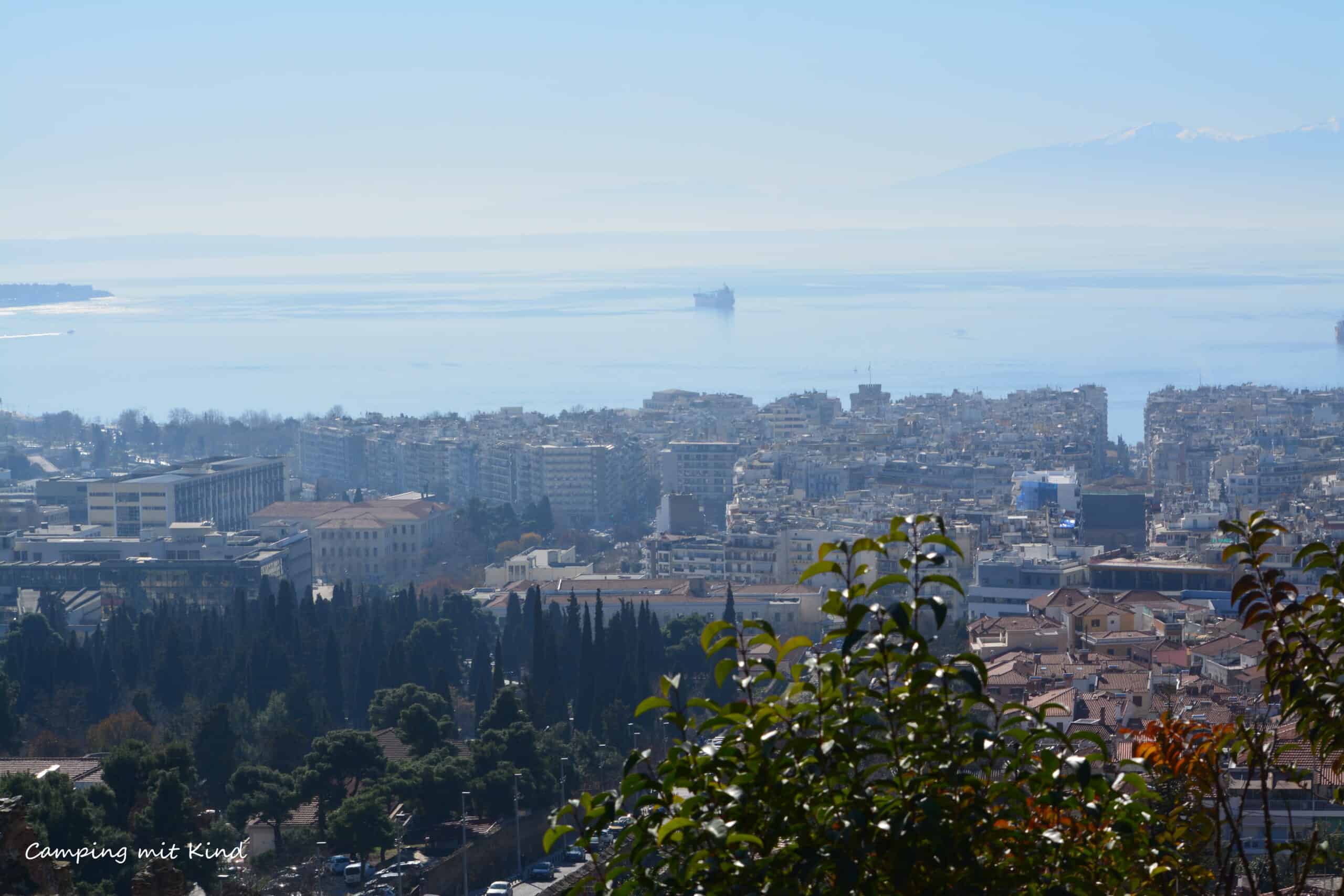 Blick über die Altstadt Thessaloniki bis zum Meer