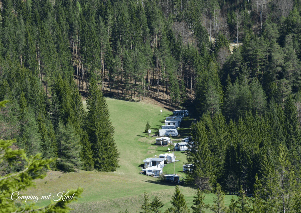 Ein Campingplatz im Wald