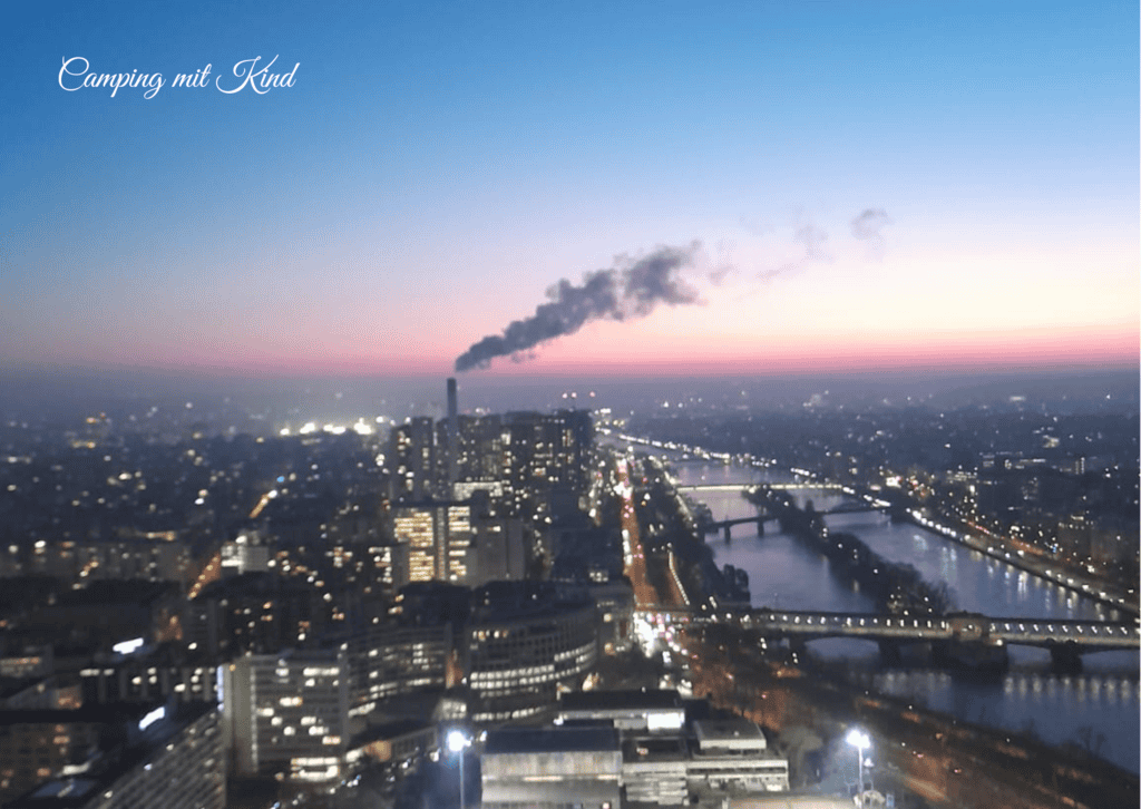 Blick auf das beleuchtete Paris