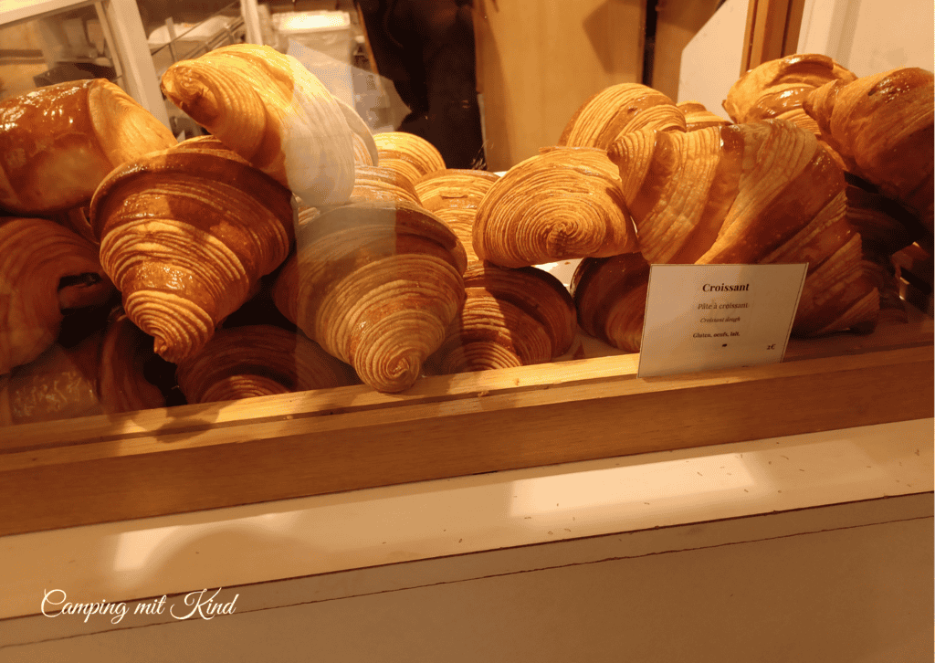 Zahlreiche Croissants befinden sich in einer Auslage