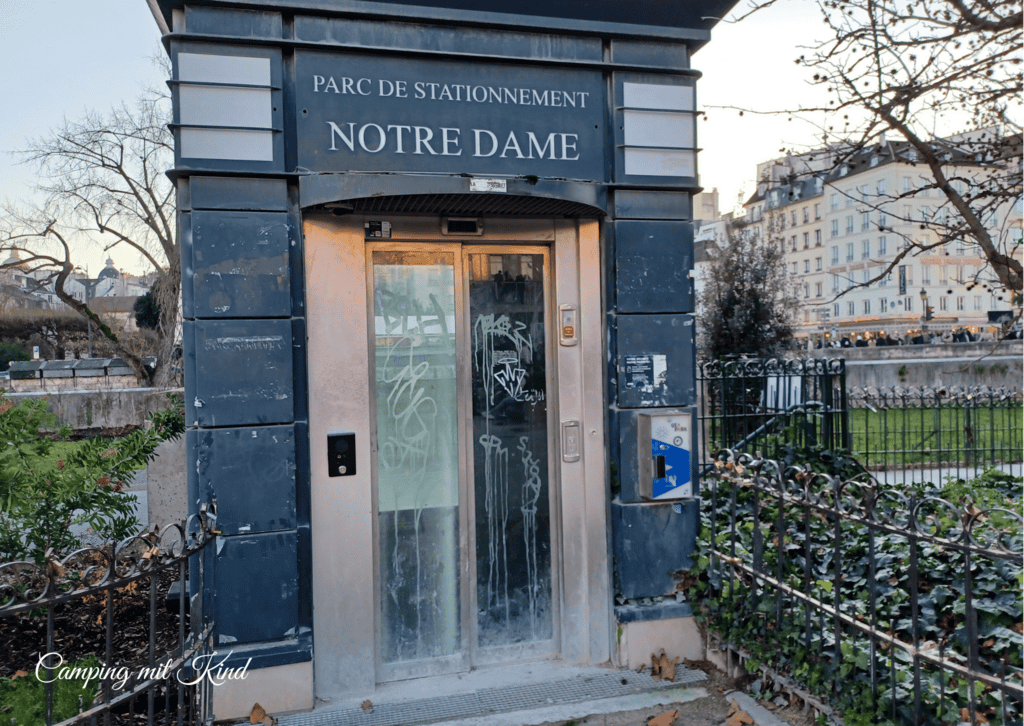 Ein beschmierter Aufzug mit dem Schriftzug Notre Dame