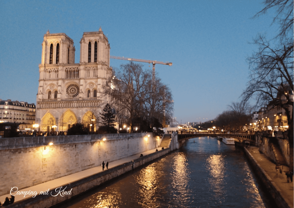 Der Fluss Seine bei Nacht. Daneben befindet sich Notre Dame.