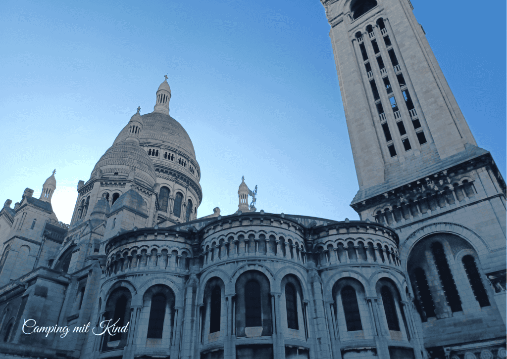 Eine weiße Basilika befindet sich vor einem blauen Himmel