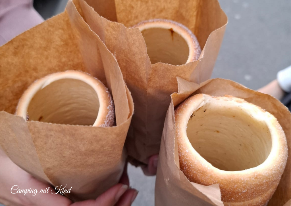 Drei Baumstriezel in Papiertüten