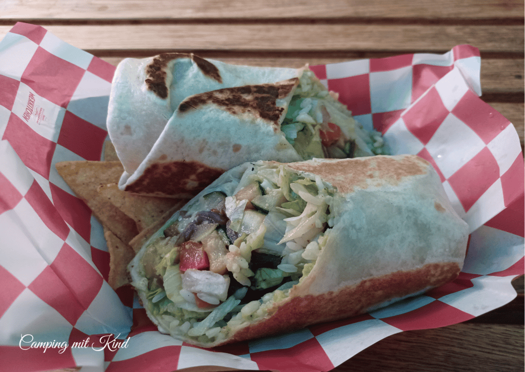 Ein mit Gemüse gefüllter Burrito