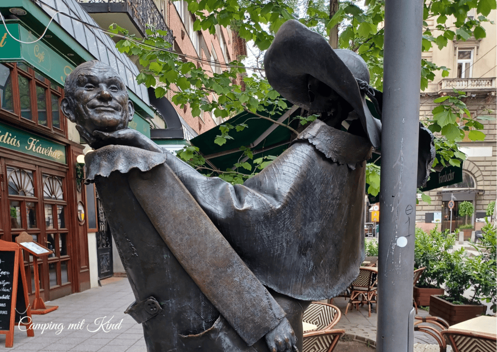 Eine Statue mit einem Skelett und einem Mann