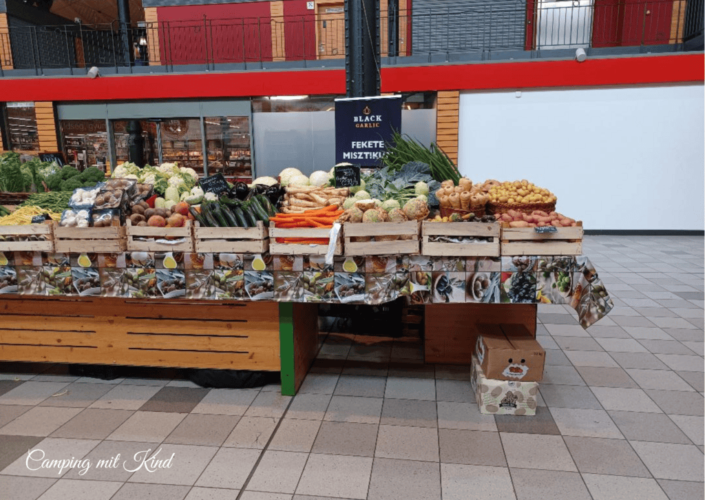 Marktstand mit Obst und Gemüse