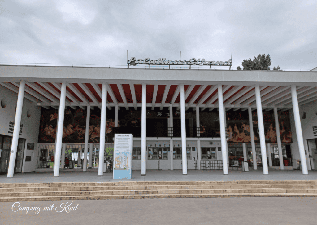 Der Eingang zum Palatinus Strandbad