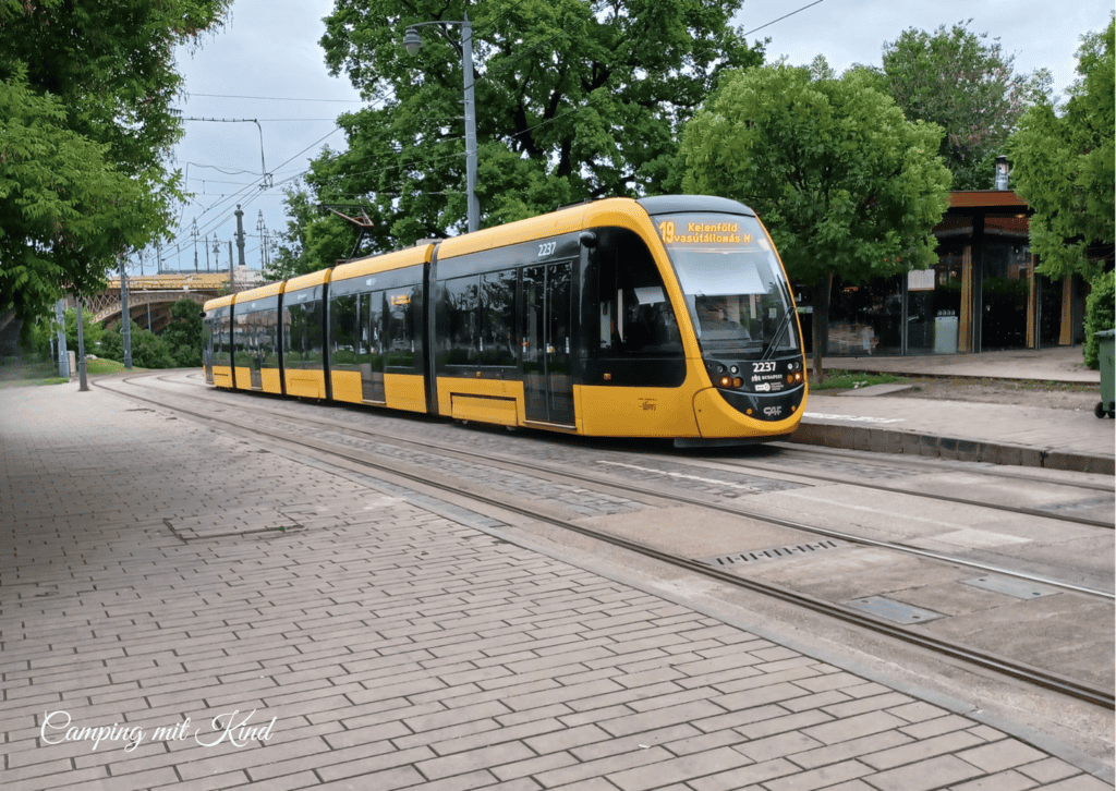 Eine gelbe Straßenbahn steht in einer Station