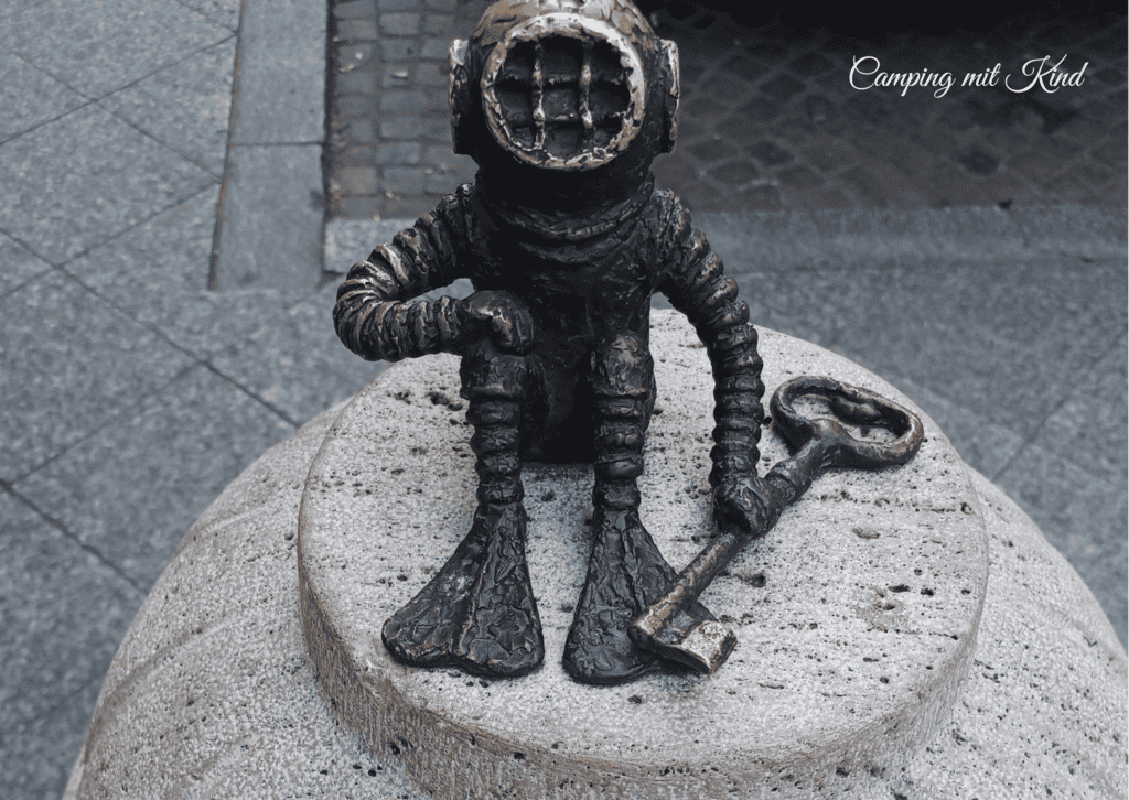 Eine kleine Skulptur sitzt auf einem Sockel