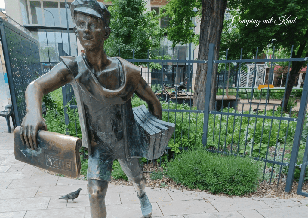 Eine Statue eines Zeitungsjungen