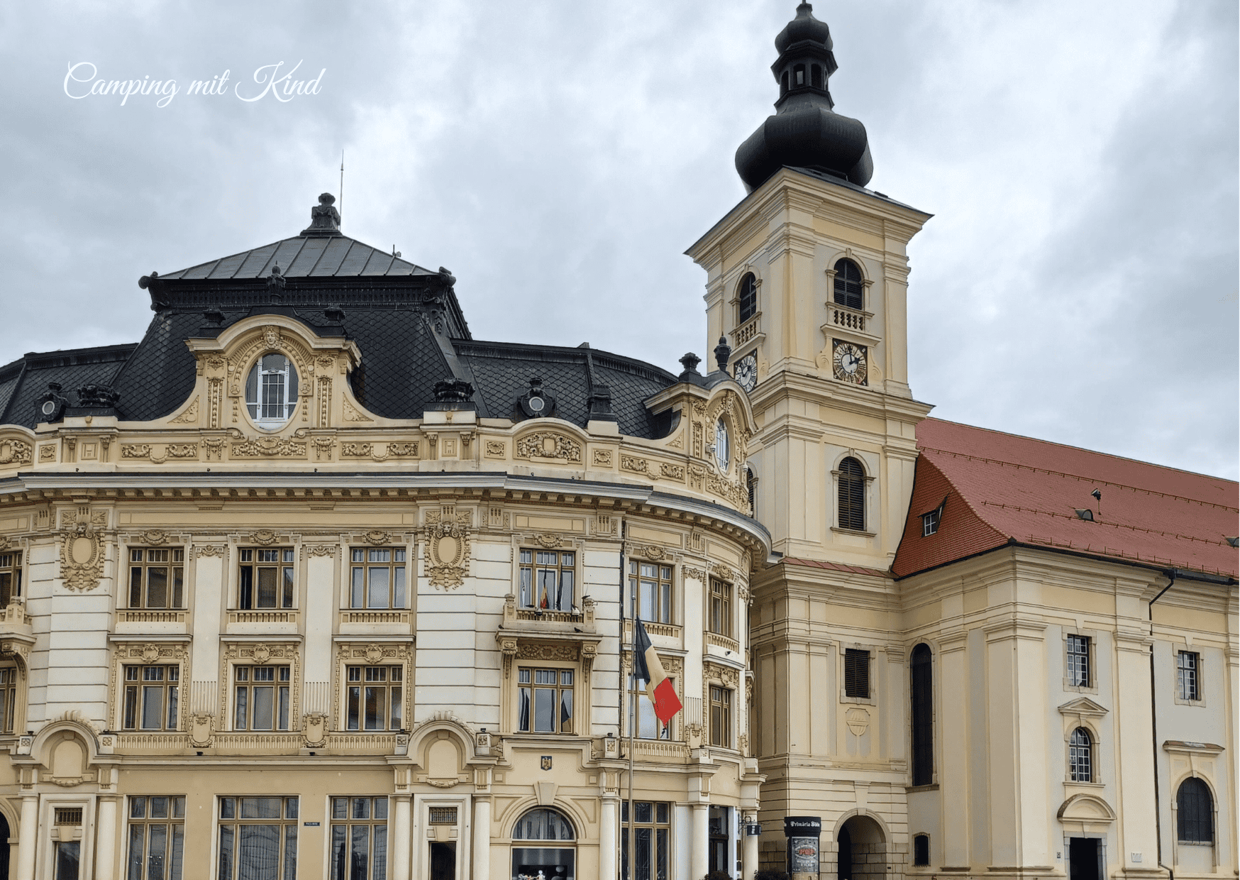 Ein pompöses Gebäude mit einem großen Turm