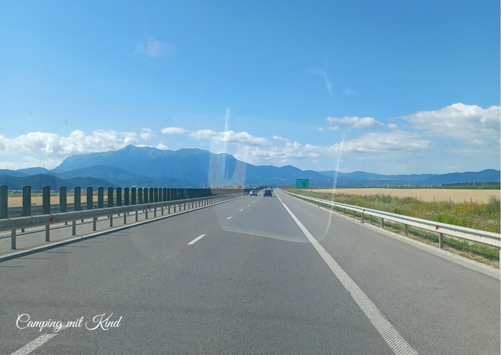 Eine Autobahn, in der Ferne Berge