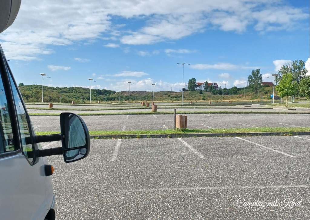 Ein Wohnmobil auf einem Parkplatz