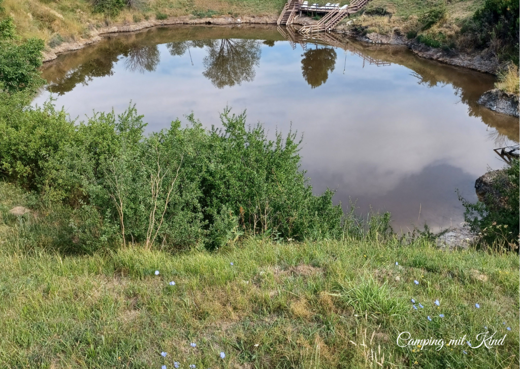 Ein See mit Wiese rundherum