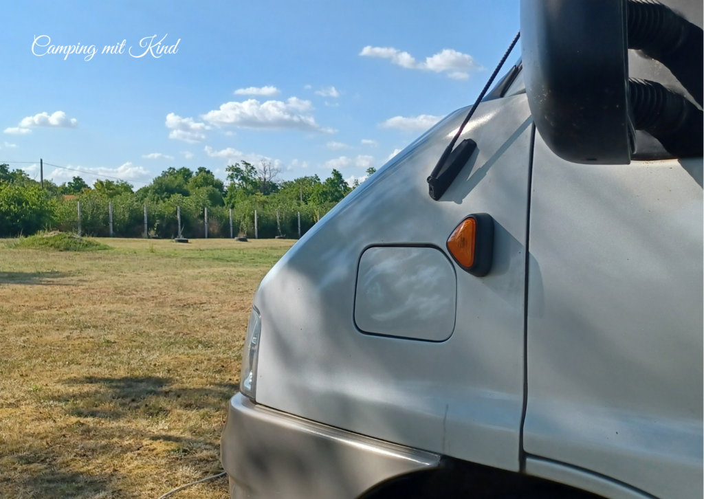 Ein Wohnmobil steht auf einer Wiese.