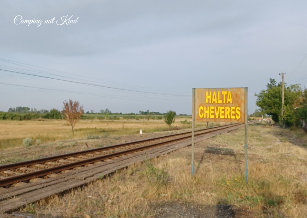 Bahngleise und ein Stationsschild
