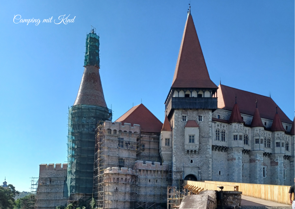 Eine große Burg ummantelt von Renovierungsgittern.