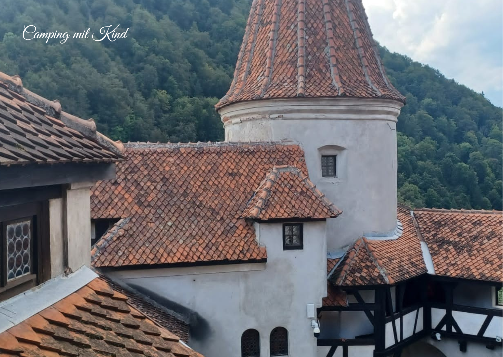 Ein alter Turm befindet sich hinter einem Gang rund um eine alte Burg
