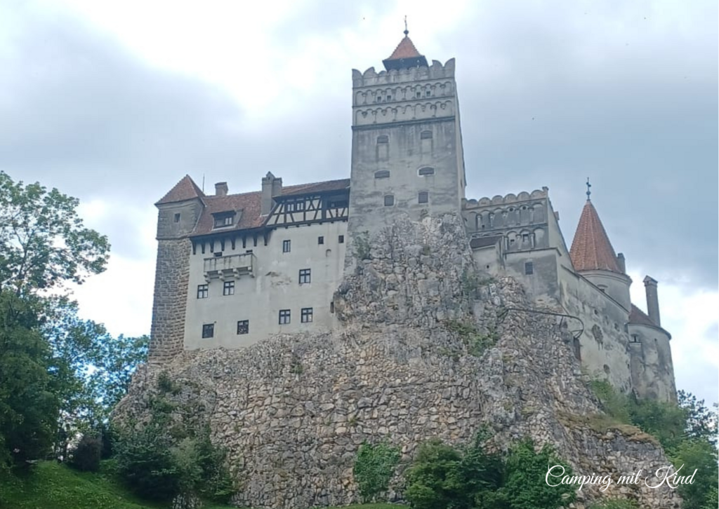 Ein altes Schloss thront auf einem hohen Felsen.