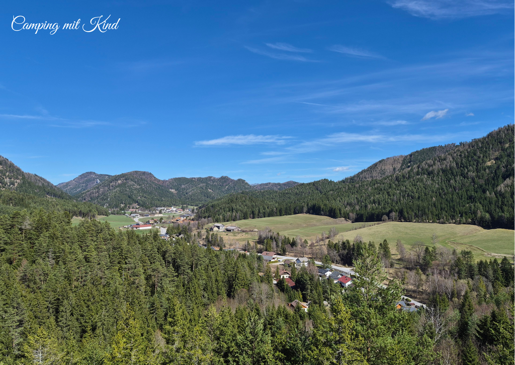 Ein weiter Blick über Wälder, Wiesen und Häuser