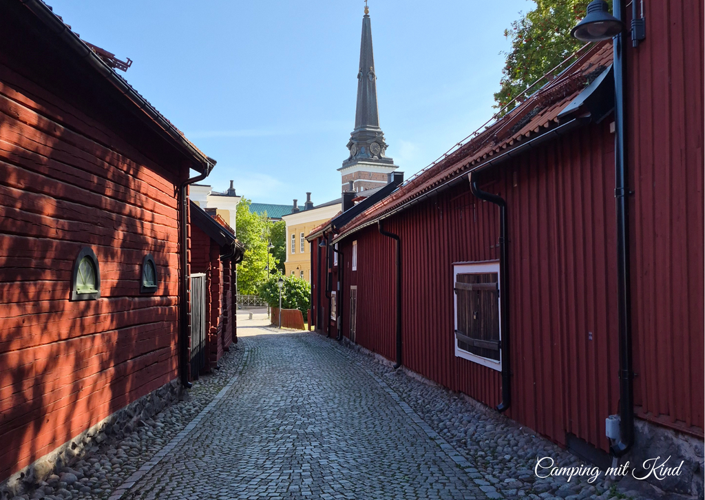 Links und rechts befinden sich die Wände von alten, roten schwedischen Holzhäusern